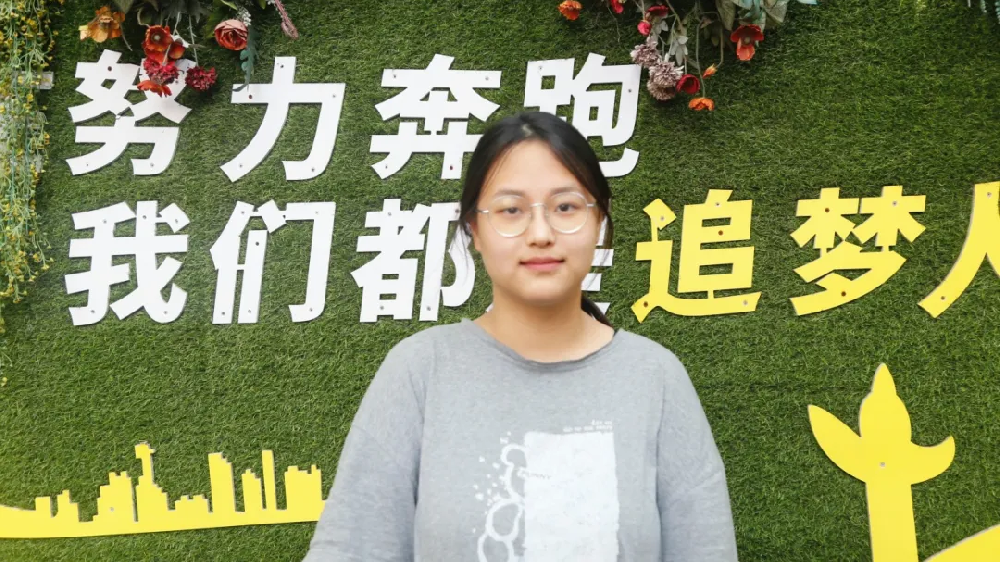 有這樣一位女孩，她懷揣對(duì)動(dòng)漫的夢(mèng)想，選擇來(lái)武漢新華電腦學(xué)校讀書(shū)，并且在這次第四屆2024-GCROSS國(guó)際創(chuàng)意大賽中獲得銀獎(jiǎng)！個(gè)人介紹學(xué)生名字：姚修賢專(zhuān)業(yè)：影視動(dòng)漫與游戲設(shè)計(jì)專(zhuān)業(yè)人生格言：敢于夢(mèng)想，勇于夢(mèng)想，這個(gè)世界永遠(yuǎn)屬于追夢(mèng)人。獲獎(jiǎng)作品：訪(fǎng)談?dòng)涗浧猀為什么選擇武漢新華？報(bào)讀影視動(dòng)漫與游戲制作專(zhuān)業(yè)？姚修賢同學(xué)