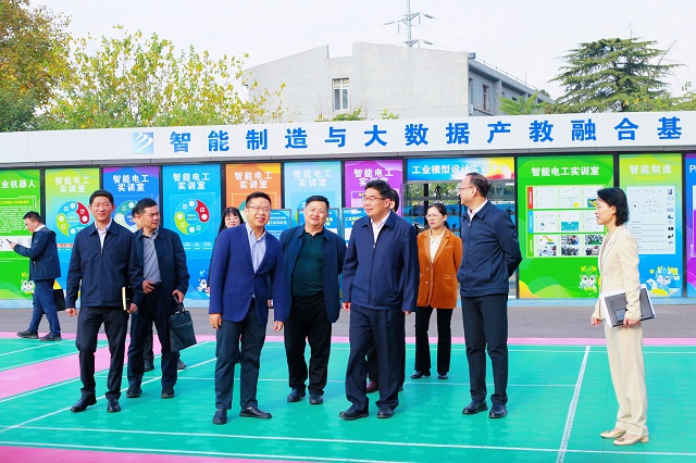 青山區(qū)領(lǐng)導(dǎo)一行蒞臨我校參觀調(diào)研，助力職業(yè)教育新發(fā)展
