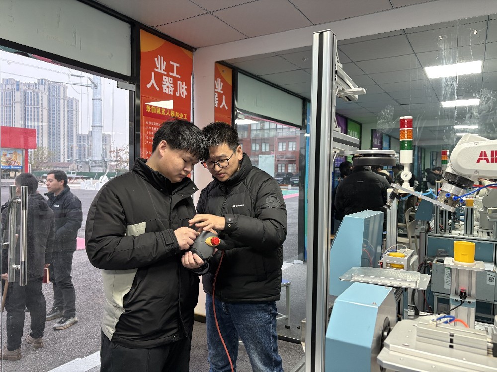 在這個(gè)日新月異的時(shí)代，技術(shù)的浪潮不斷推動(dòng)著各行各業(yè)的轉(zhuǎn)型升級(jí)。作為工業(yè)自動(dòng)化領(lǐng)域的核心控制技術(shù)，PLC（可編程邏輯控制器）正以其獨(dú)特的魅力，成為眾多工程師和技術(shù)人員追求的新寵。那么，學(xué)會(huì)PLC究竟有多“香”呢？跟著武小新一起揭開(kāi)它的神秘面紗，探索它的優(yōu)勢(shì)吧！01廣闊的應(yīng)用天地，成就無(wú)