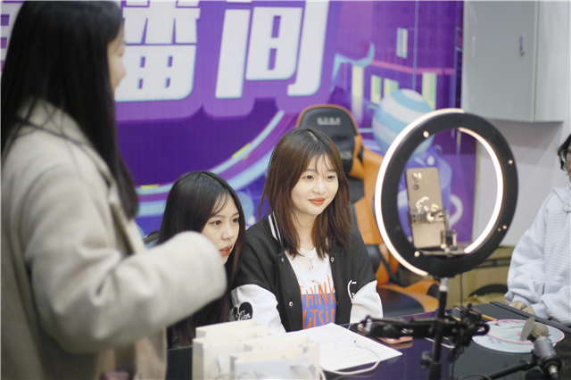 歲末之際，2024 年已步入尾聲，你是否站在人生的十字路口，對(duì)未來(lái)感到迷茫無(wú)措？別慌，其實(shí)換一條賽道，同樣能奔赴光明前程，學(xué)技術(shù)就是那把解鎖精彩人生的關(guān)鍵鑰匙！而此刻，武漢新華電腦學(xué)校 2025 年春季班盛大開(kāi)啟招生大幕，正等待心懷夢(mèng)想的你加入。一、春季班：搶占先機(jī)，擁抱未來(lái)所謂春季班，恰似為你提前預(yù)留的通往知